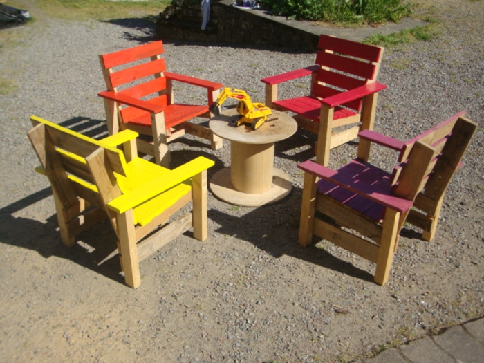 bonitas sillas hechas de palets pintadas en colores llamativos, cosas hechas con palets para decorar el jardín