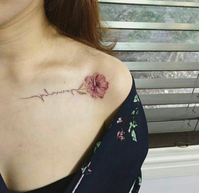 preciosa flor en roja tatuada en la parte del escote, ideas y tendencias tatuajes en el hombro mujer