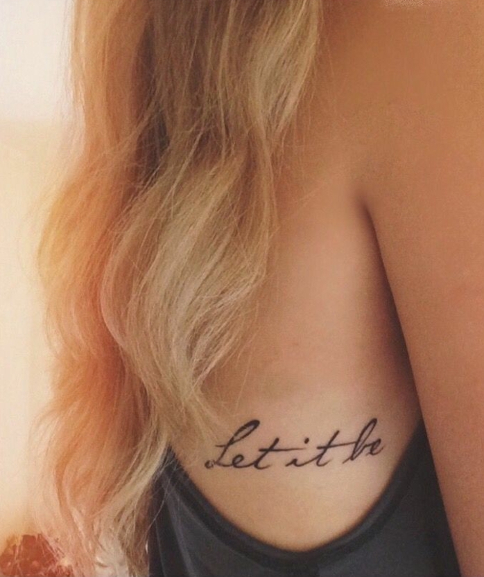 tatuajes chicos con letras, tatuaje en las costillas en negro con letras en ingles, tatuajes con significado para mujeres 