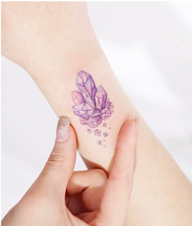 diseños de tatuajes chicos, tatuaje con diamantes en lila y rosado en la mano, ideas tatuajes para mujeres modernos 