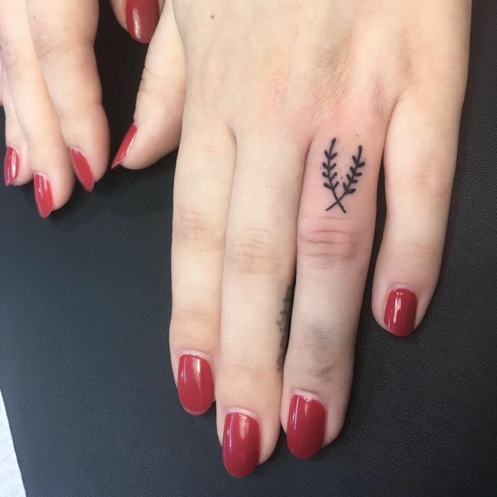 diseños de tatuajes bonitos, pequeños tatuajes en los dedos tendencias 2018, hojas de laurales en el dedo anular