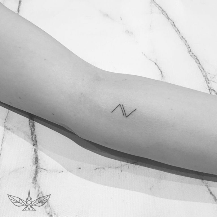 precioso diseño minimalista en el antebrazo, ideas de tatuajes bonitos para mujeres, tatoos con sgnificado