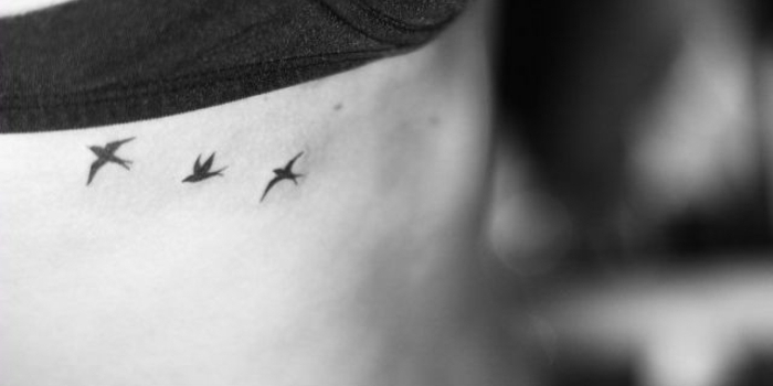 diseños de tatuajes bonitos minimalistas, tres aves en vuelo en negro, ideas originales para tatuajes de mujeres