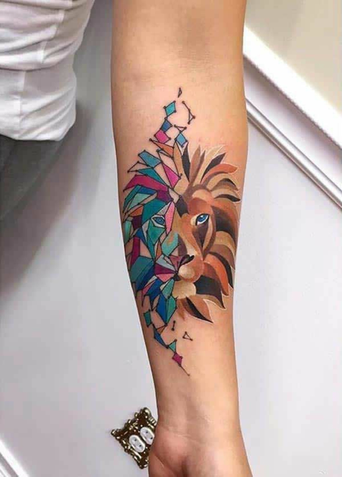 diseños de tatuajes de encanto, precioso tatuaje en colores, león en dos partes dibujado con pintura aquarela en el antebrazo