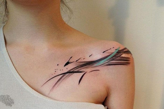 tatuajes con significado modernos, tatuajos con manchas de colores en la espalda izquierda, ideas originales para mujeres