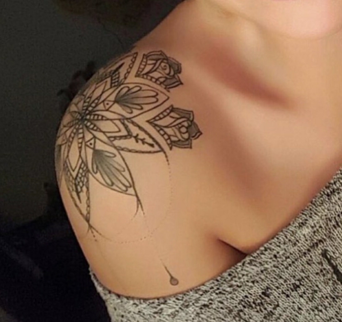 bonito diseño de un tatuaje con mandala en negro, ejemplos espectaculares de tatuajes en el hombro mujer