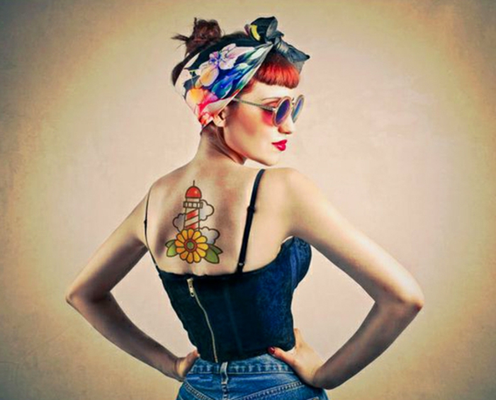ideas originales tatuajes espalda mujer, muejr con pelo recogido y espalda descubierta, grande tatuaje en colores