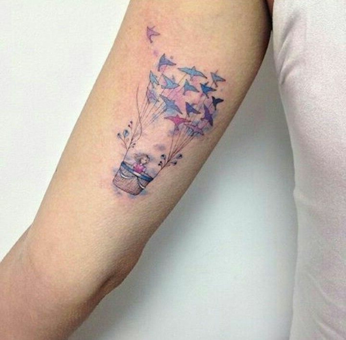 paracaídas en colores con mujer dentro y aves pintados en azul, diseños de tatuajes bonitos en acuarela