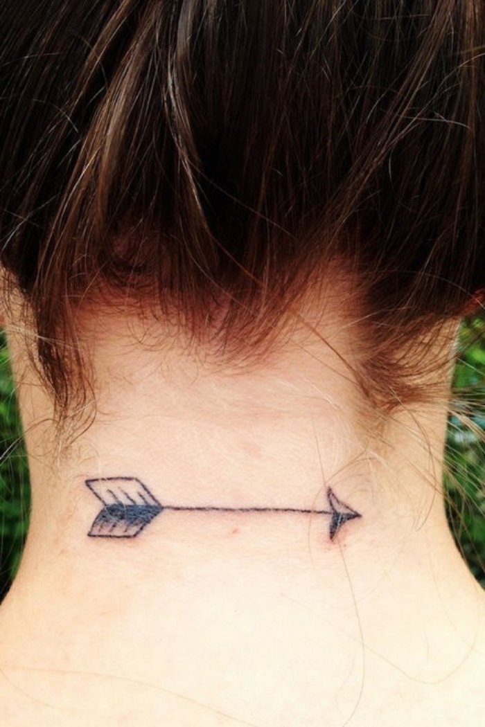 preciosa flecha tatuada en la nuca con tinte negro, ejemplos de tatuajes simbolicos para mujeres tendencias 2018
