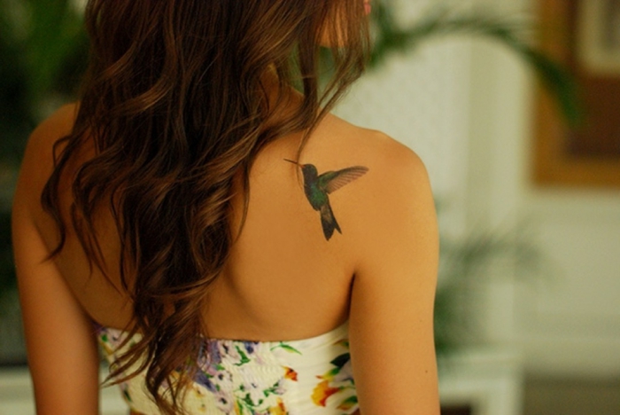 precioso ave dibujado en la parte derecha de la espalda, ideas de tatuajes pequeños con significado, colibri en color verde 