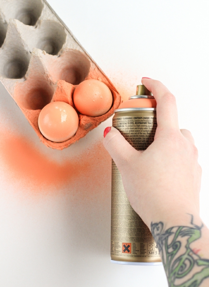 huevos de pascua para colorear, técnica fácil con spray acrílico, huevos pintados en color naranja con efecto ombre 