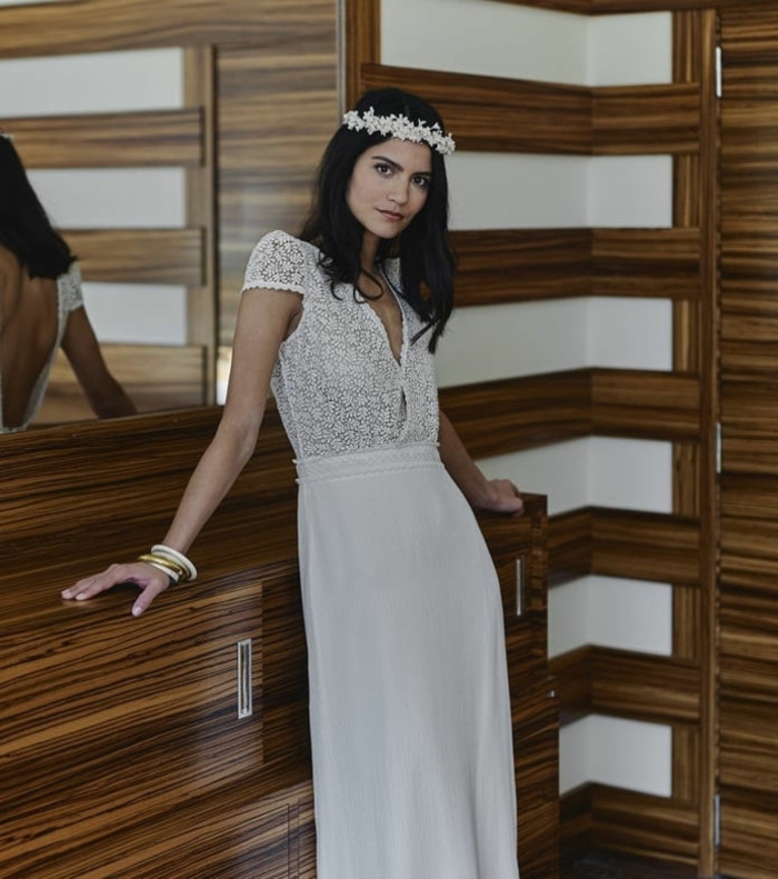 vestido de corte sencillo con parte superior de encaje con mangas cortas, pelo suelto y tiara de flores blancos 