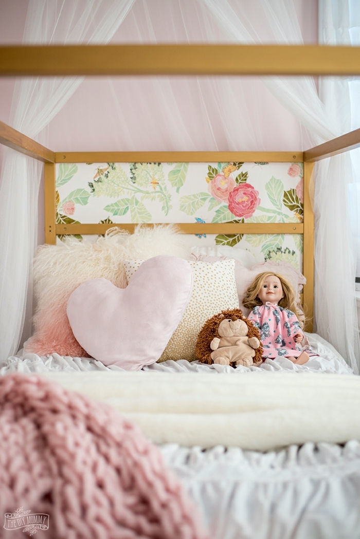 ideas de decoración de habitaciones de niñas, cama decorada con mantas y cobijas en colores claros y pasteles, dosel de visillo 