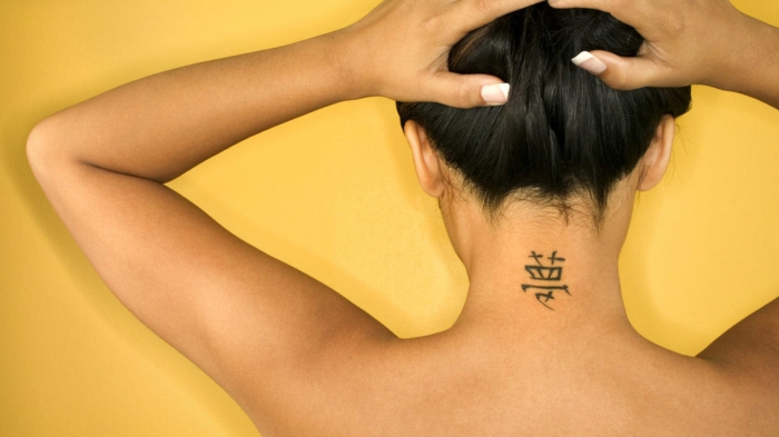 tatuajes femeninos de encanto, tatuaje tinte negro simbolos japoneses, tatuajes en la nuca