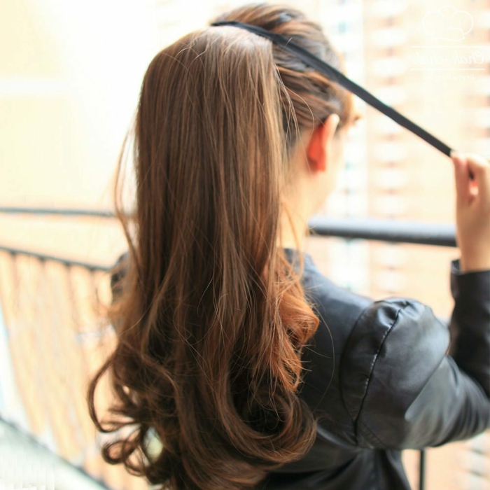 peinado romantico y moderno, pelo castaño largo ligeramente ondulado, ideas de peinados con coleta