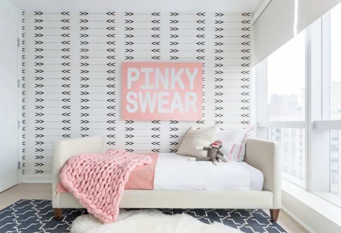 ideas increibles de decoracion de habitaciones de niñas, dormitorio en blanco y rosado, paredes con papel pintado con flechas, detalles decorativos en rosado