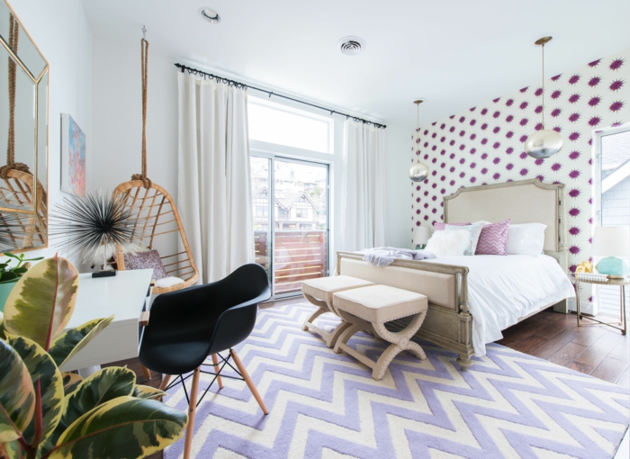 preciosas ideas de habitaciones de niñas, grande dormitorio con paredes con papel pintado elementos en morado y lila y plantas verdes