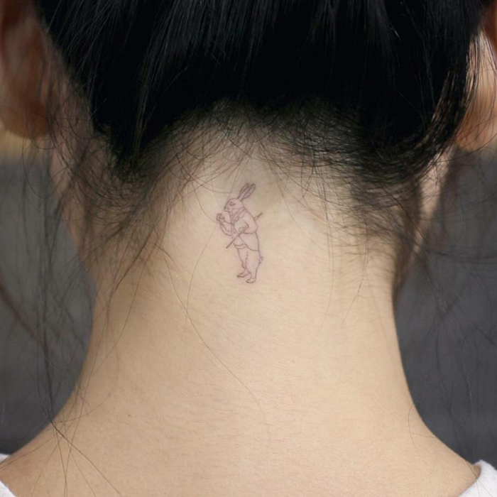 tatuajes en la nuca con significado, el conejos de alisia en el pais de las maravillas, tatuajes intimas con idea