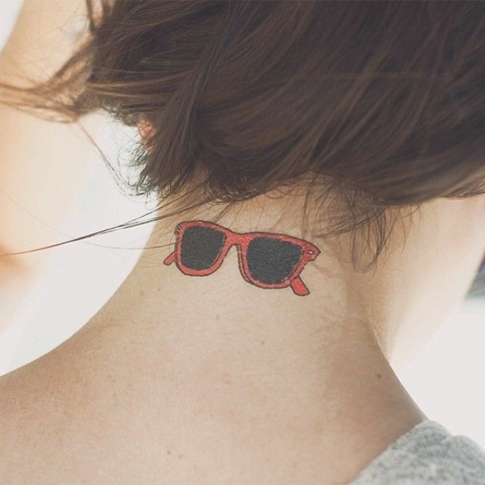 gafas en negro y rojo, propuesta de tatuaje original en el cuello para mujer, tatuajes en la nuca