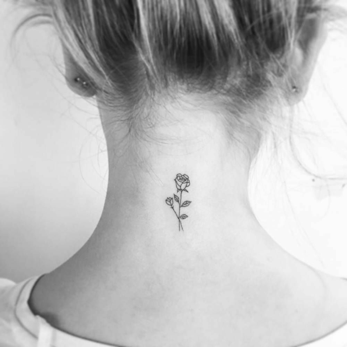 tatuajes en la nuca con motivos florales, precioso dibujo de rosa de tamaño pequeño en el cuello