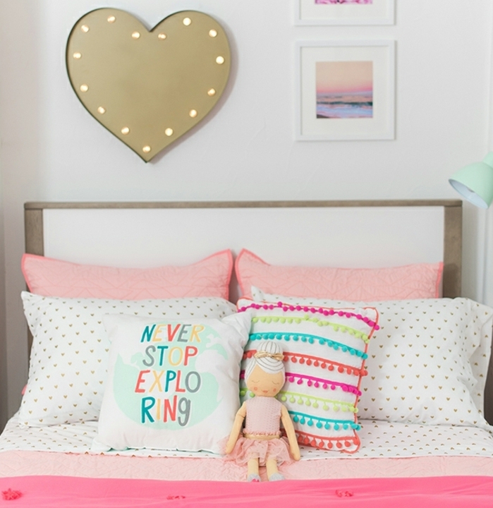 habitaciones de niñas de encanto, preciosa decoración de cuadros decorativos en la pared en colores pastel y cojines coloridos