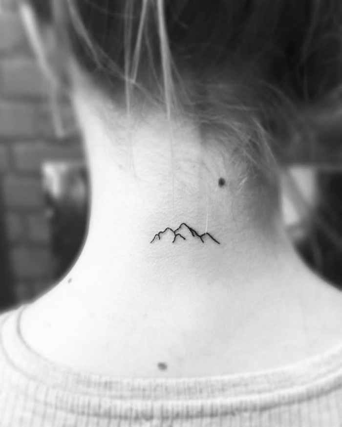 precioso diseño tatuajes en la nuca, ideas de tatuajes femeninas en estilo minimalista, pequeña montaña tinte negro 