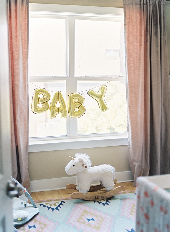 habitación infantil de encanto, decoracion de globos con letras y peluches, ideas de habitaciones de niñas