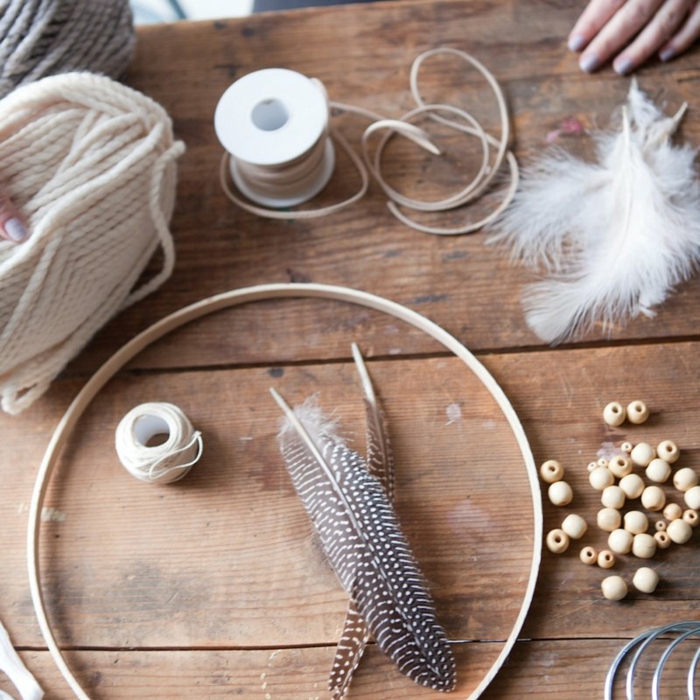 materiales necesarios para hacer atrapasueños, como hacer un atrapasueños paso a paso, hilo de lana, plumas de halcón, plumas, blancas, cuentas y aro de madera