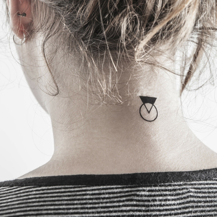 tattoos minimalistas, tatuajes en la nuca con significado, triangulo en negro con circulo transparente