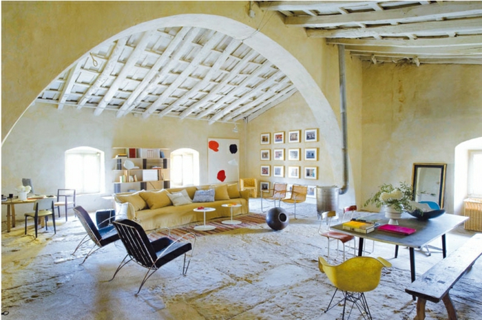 precioso espacio decorado con muebles modernos, paredes en beige efecto desgastado, salones rusticos bonitos