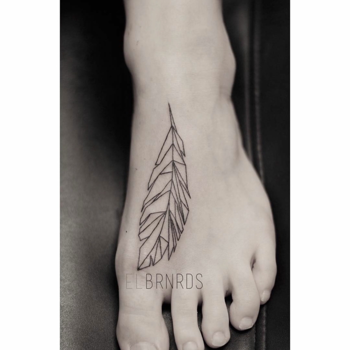 precioso tatuaje en el pie con pluma diseño geométrico, tendencias tatuajes 2018, tatuaje pluma