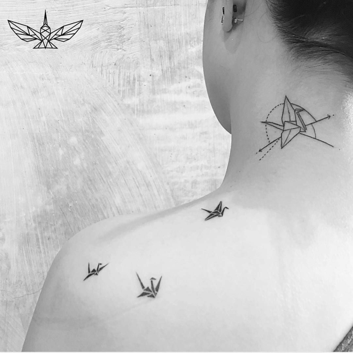 tatuajes de mujer ideas originales según las últimas tendencias en 2018, aves de papel en la nuca y los hombros