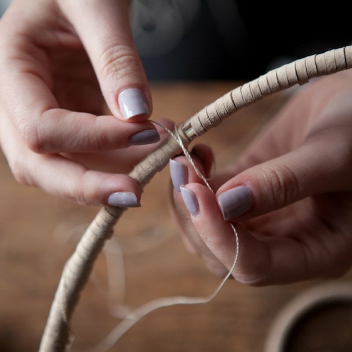 tutorial sobre cómo hacer un atrapasueños paso a paso, atrapasueños de madera hilo y cuerda hecho a mano 
