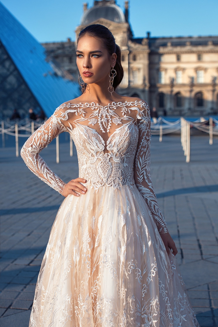 vestido elegante y bonito de encaje con parte superior semitransparente y larga falda color crema, diseños vestidos de novia con encaje