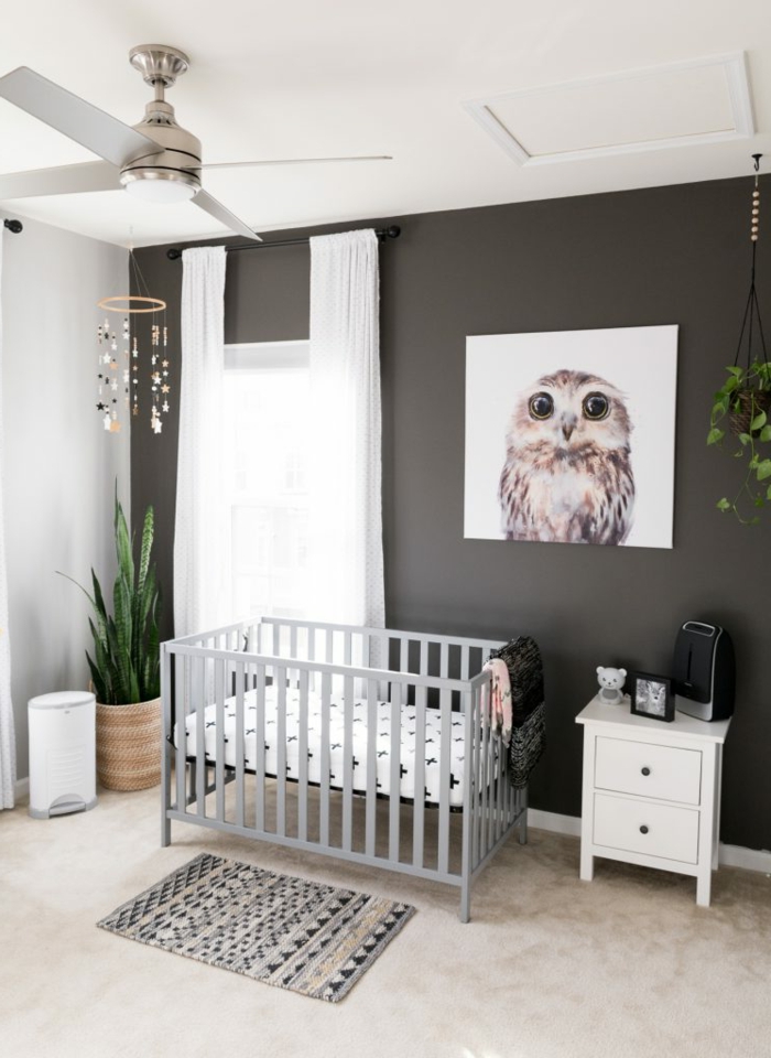 como decorar habitaciones infantiles baratas, dormitorio de bebé con cama en gris paredes en gris pizarra y cuadro decorativo con buho 