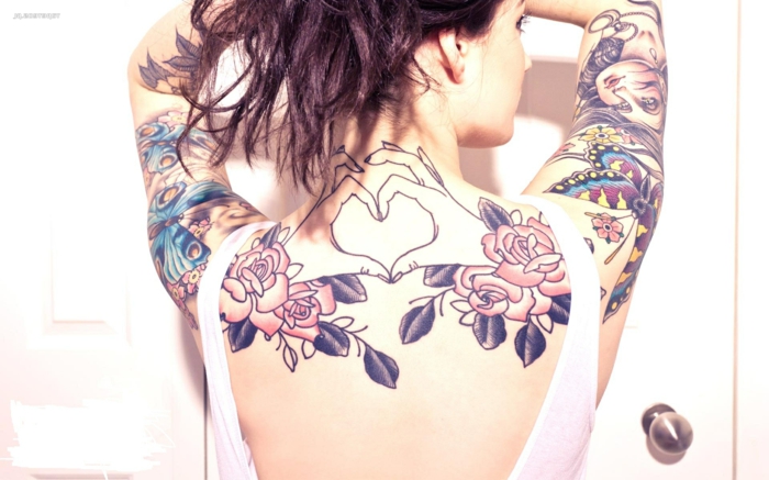 tatuajes de mujer para la espalda, diseño con motivos florales con acento en el cuello, tatuajes en color 