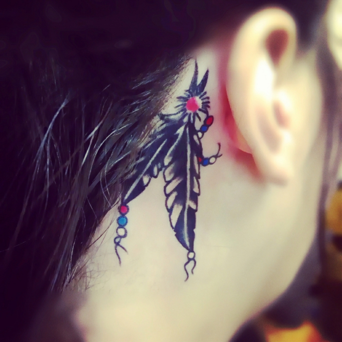 ideas de tatuajes con mensajes, tatuaje pluma detrás de la oreja, propuestas de diseños de tatuajes indios