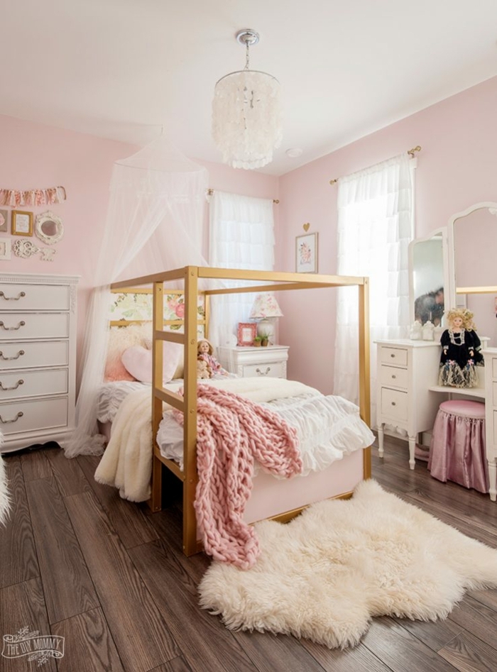preciosa habitación decorada en rosado con cama de madera y suelo de parquet, habitaciones infantiles baratas modernas