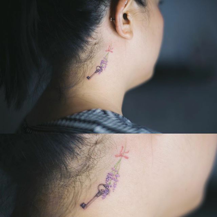 ideas simbolicas tatuaje mujer, tatuaje detras de la oreja con flores, tatuajes en el cuello mujer