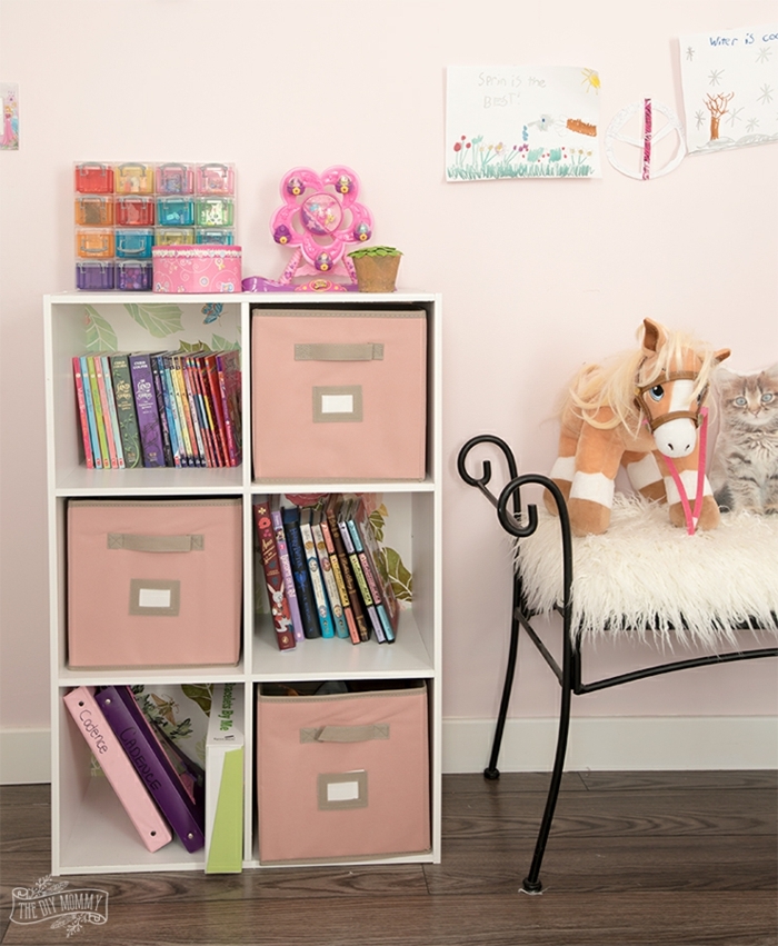preciosa decoración de dormitorios de niñas, bonita estantería en blanco, paredes en rosado y suelo de pared