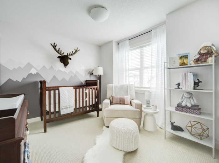 ingeniosas ideas de decoracion habitacion bebe, habitación grande decorada en colores claros, paredes con dibujos, estanterías en blanco y muebles en beige