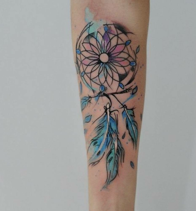 tatuajes de acuarela, tatuaje pluma atrapasueños, tatuaje en lila y azul, ideas de tatuajes originales 