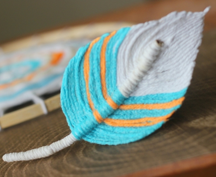 ejemplo de atrapasueños ganchillo con plumas de crochet, pluma de encanto de hilo en azul, naranja y blanco 