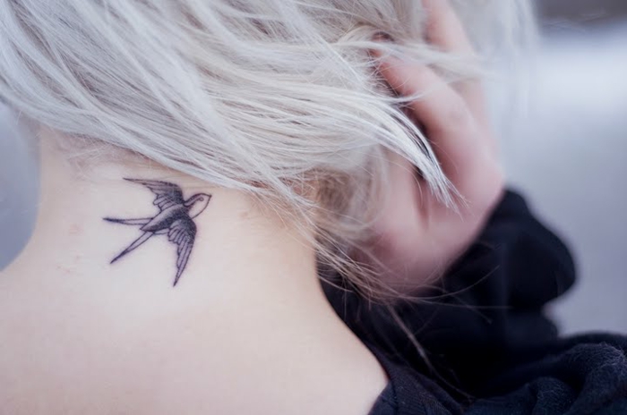 precioso ave en pleno vuelo tatuado en el cuello, tatuajes de mujer tendencias 2018, tatuajes con significado