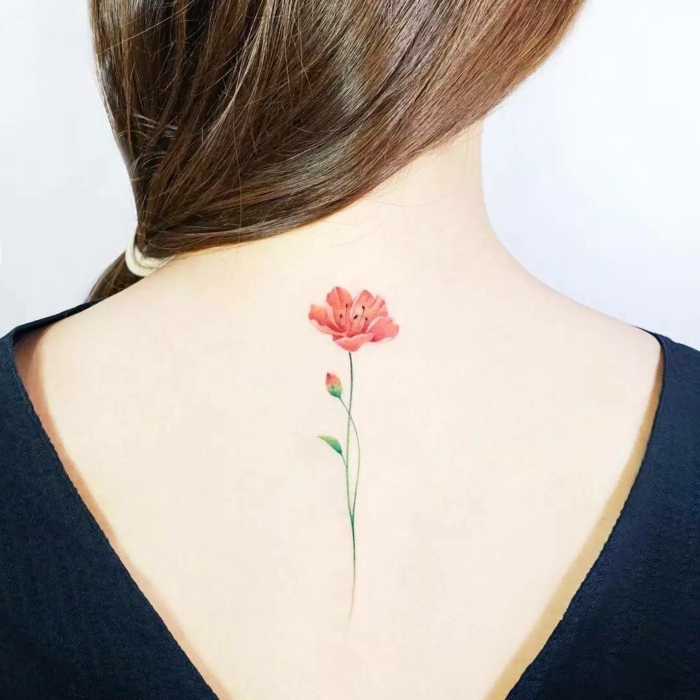 propuestas de tatuajes nuca mujer y en la espalda con motivos florales, bonita flor en rojo tatuada en la espalda 