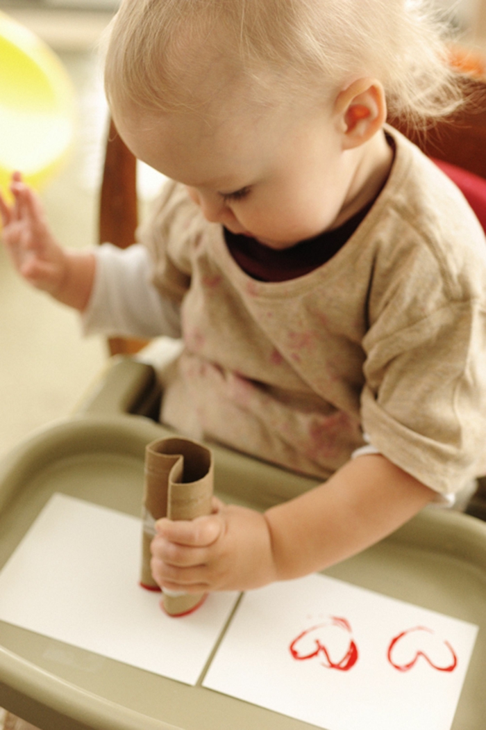 manualidades para los pequeños, como hacer un sello de un tubo de carton paso a paso, manualidades con rollos de papel higienico