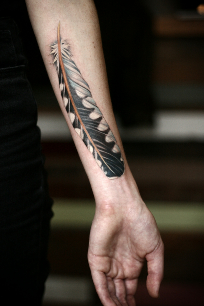 propuestas modernas tatuaje pluma bonito y moderno, tatuaje pluma con simbologia, tatuajes modernos en los brazos