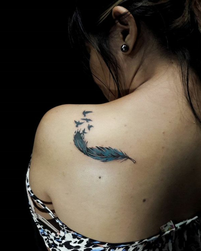 ideas de diseños de tatuajes con mensaje, tatuaje con pluma en azul con aves en pleno vuelo 