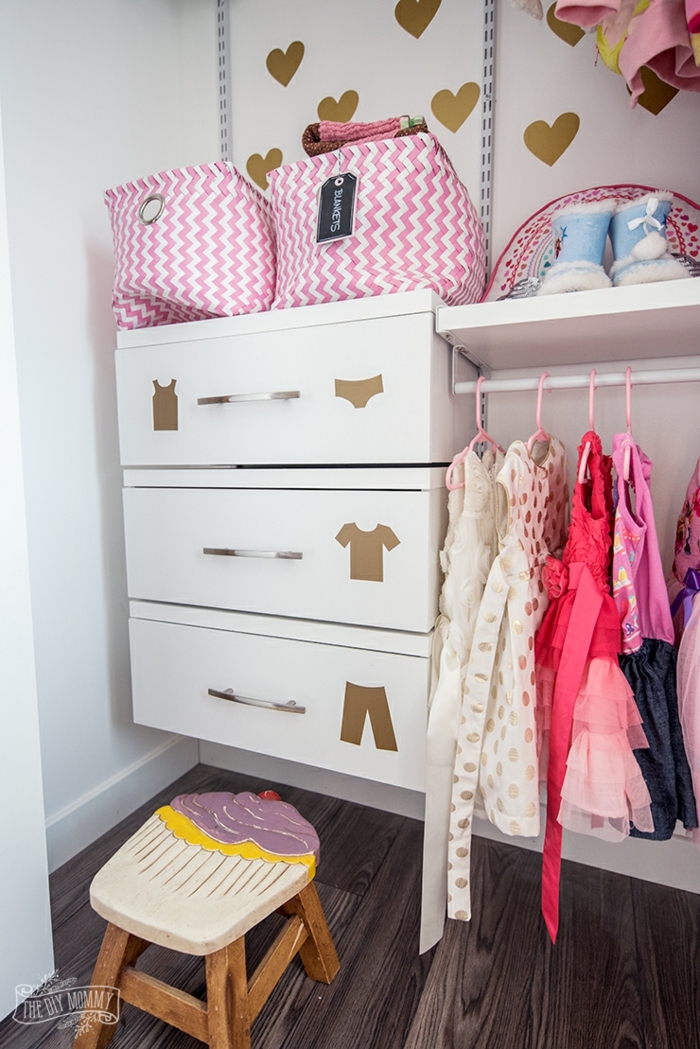 decoracion habitacion bebe y habitación niña, precioso armario de una niña decorado con detalles en dorado 