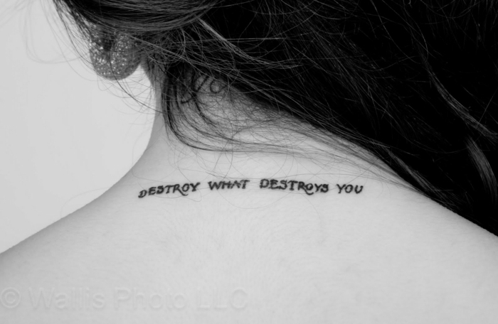 propuestas de tatuajes en la nuca y tatuajes detras de la oreja con letras, mensaje escrito en ingles 